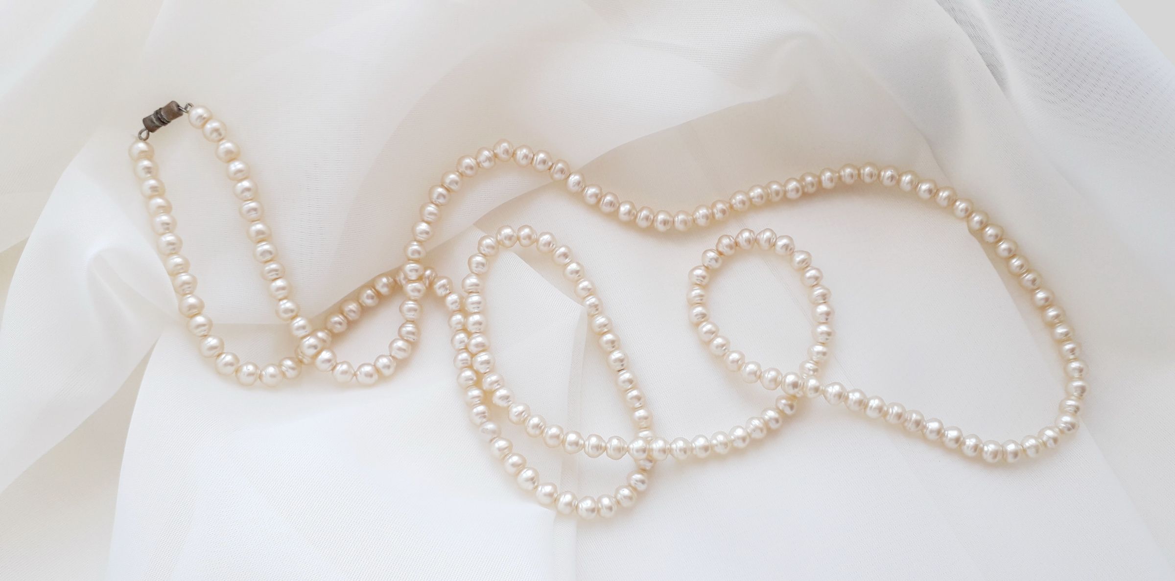 Diperkaya dengan mutiara terhidrolisis, ini tidak hanya menghidrasi kulit Anda tetapi juga mencerahkan warna kulit Anda, memberikan Anda cahaya alami yang bersinar.